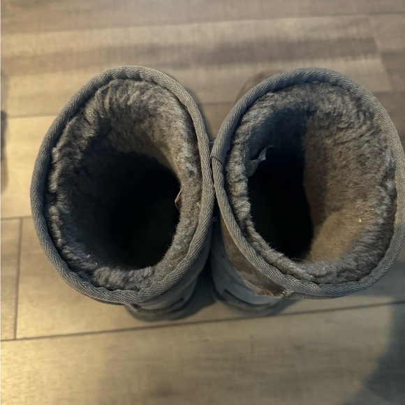 Womens UGG boots mid length - Picture 2 of 4